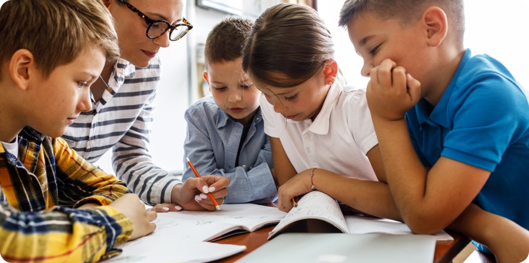 teacher teaching four kids