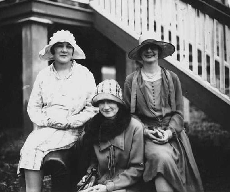 american women posing in the 1920s