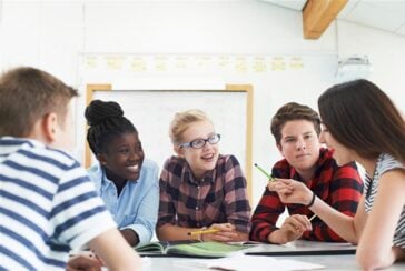 Groupe d'étudiants adolescents collaborant à un projet en classe