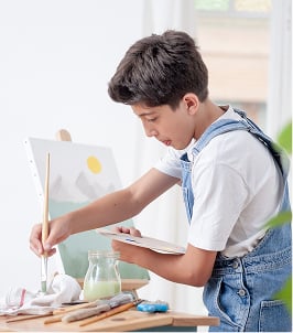 student painting